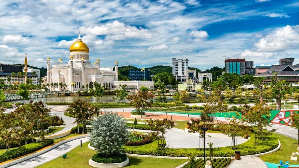 ブルネイで英語を学ぶ日本人学習者のメリット。明瞭な発音と聞き取りやすい英語、日常生活や学校での会話、オンライン英会話と留学体験での実践的な学び、低コストで質の高い英語環境。