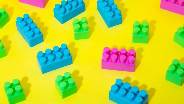 日本の少子化でも成長するおもちゃ市場についてのニュースをまとめた英語学習素材。平成レトロや大人も楽しむ「キダルト」人気が市場を後押し。