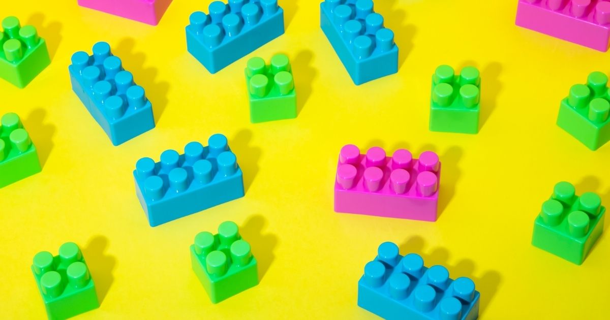 日本の少子化でも成長するおもちゃ市場についてのニュースをまとめた英語学習素材。平成レトロや大人も楽しむ「キダルト」人気が市場を後押し。