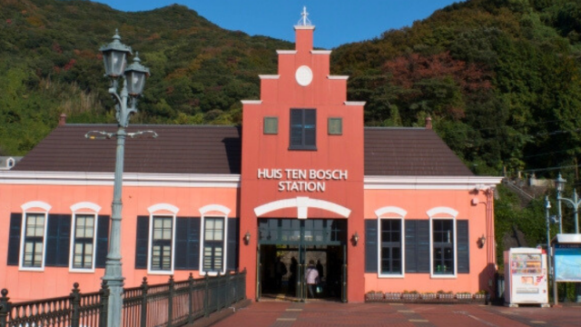 英語ニュース教材：長崎・ハウステンボスが来春、新しい「エヴァンゲリオン」没入型アトラクション「Evangelion The Ride-8K-」を開業予定。8Kドーム映像と動く座席で迫力ある体験を提供。