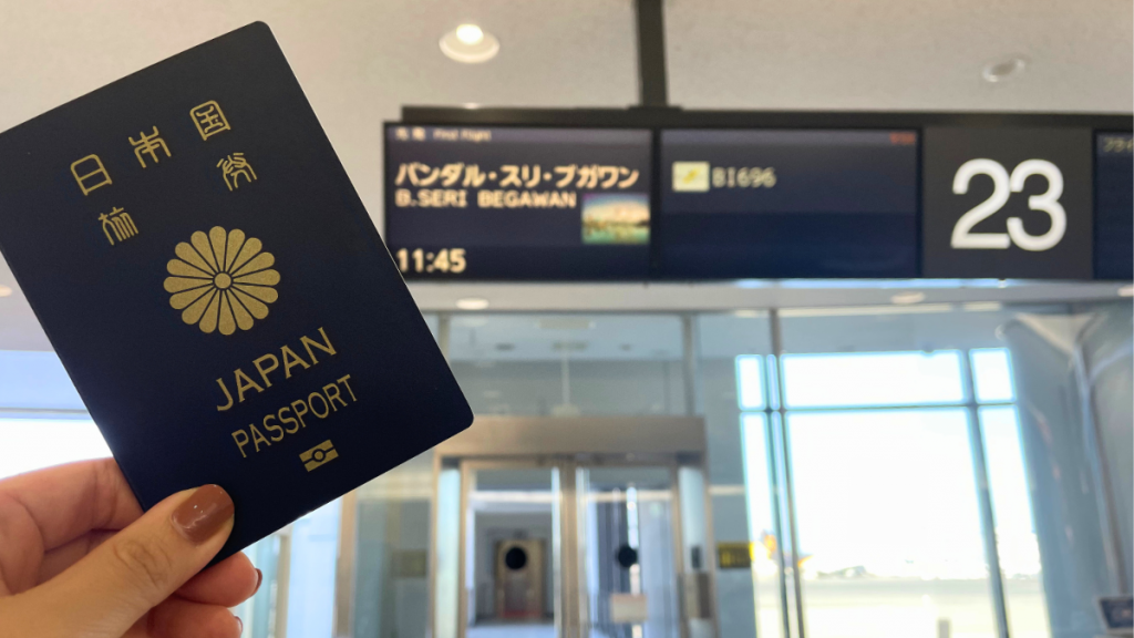 今回は、ブルネイの魅力的な観光スポットや文化、そして旅行の注意点をご紹介しました。モスクや水上集落、マングローブツアーなど、ブルネイならではの体験がたくさんあります。気候は一年中あたたかく、乾季なら外でのアクティビティも楽しめます。服装やマナーに少し気をつけるだけで、安心して旅を満喫できます。
また、ブルネイでは英語が生活の一部になっているので、ちょっとした英会話ができれば現地の人とのコミュニケーションもスムーズ。旅行前に英語のフレーズを覚えておくと、より旅が楽しくなるはずです。
ブルネイでの旅をもっと楽しみたい方は、Simpor Academyのオンライン英会話レッスンもおすすめです。ブルネイ出身の講師と一緒に、現地で使える英語表現や文化を学べば、旅行がもっと充実したものになるでしょう。