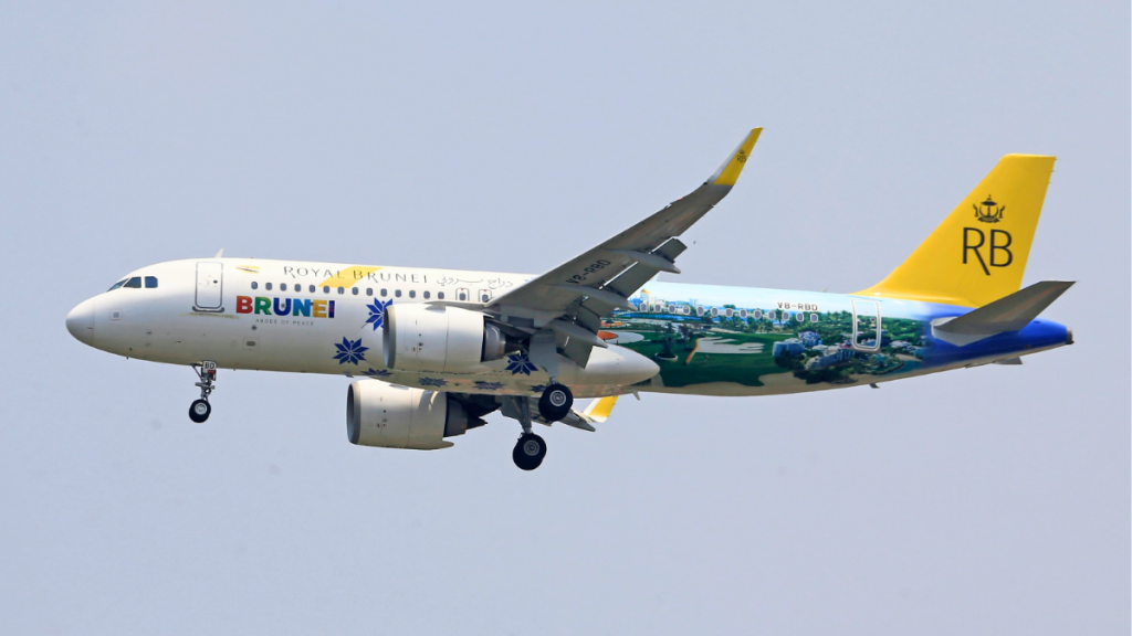 日本からブルネイへのアクセス、ロイヤルブルネイ航空の直行便。成田〜ブルネイ間は週4便運航、所要時間6〜7時間で快適なフライト