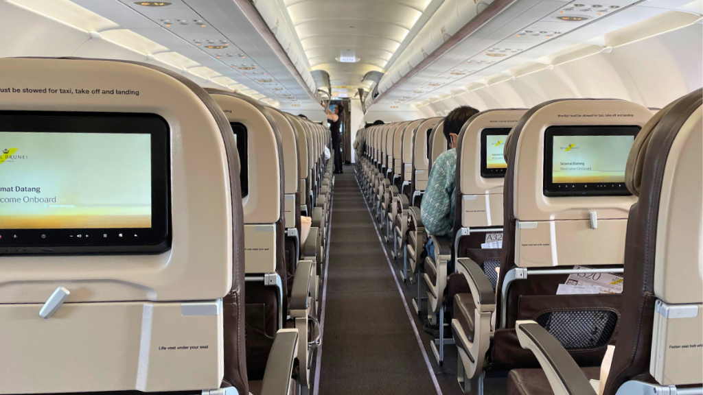 旅行前に、飛行機や空港内、観光先で使える英語フレーズを覚えておくと、ブルネイでの旅がもっとスムーズに楽しめます。日常会話から観光のやり取りまで、知っておくと便利なフレーズをまとめました。