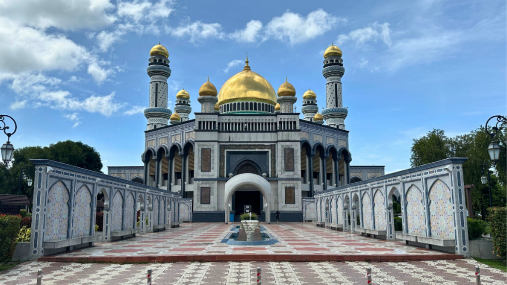 ニューモスク(ジャメアスル・ハサナル・ボルキア・モスク)は首都にあり、ブルネイ最大のモスクです。噴水や美しい庭園があり、内部のステンドグラスや大理石の床もエレガントで見どころ満載です。