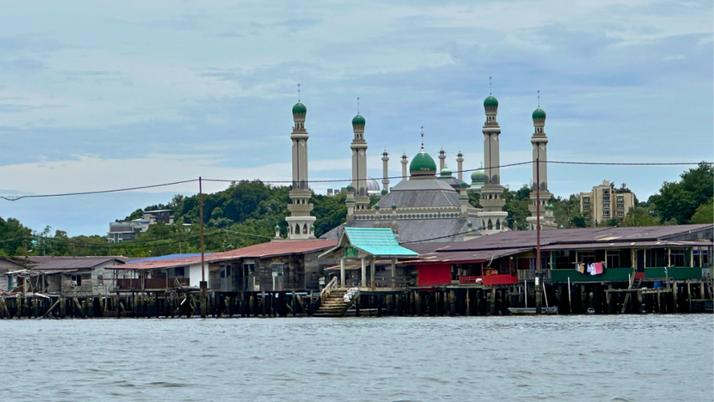ブルネイのカンポン・アイール、水上に広がる世界最大級の歴史ある集落。木の杭の上に建つ家や学校、モスクと水上タクシーの様子