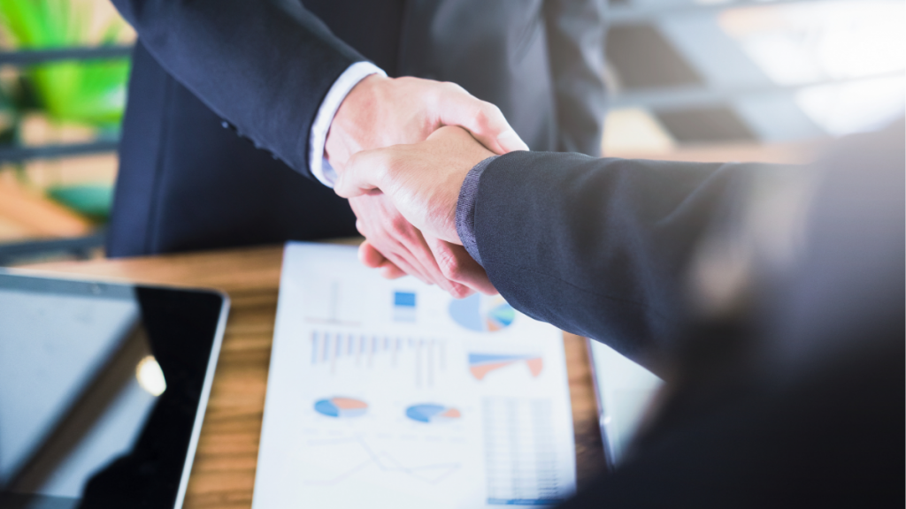 会議で握手している様子